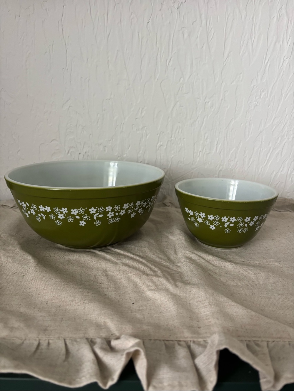 VTG Pyrex Green Crazy Daisy Spring
Blossom Nesting Mixing Bowl Set of 2 401 &403